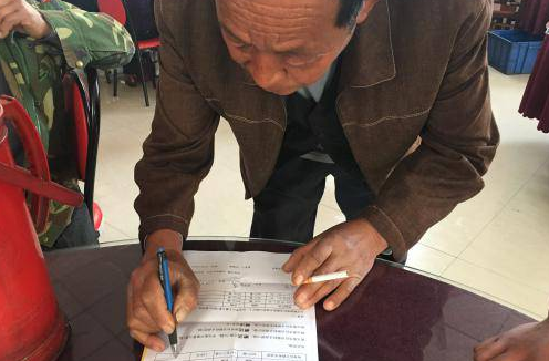 围观午夜福利国产视频生物帮农资零售店开展的会议